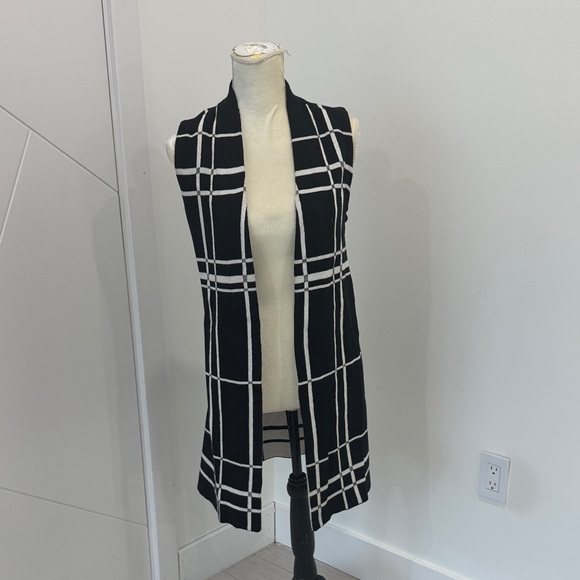 Alfani Sweaters - Alfani Black and White Grid Pattern Sweater Vest